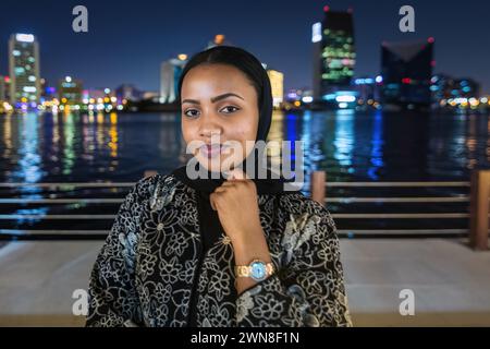 Moderne arabische Frau posiert im Freien. Stockfoto