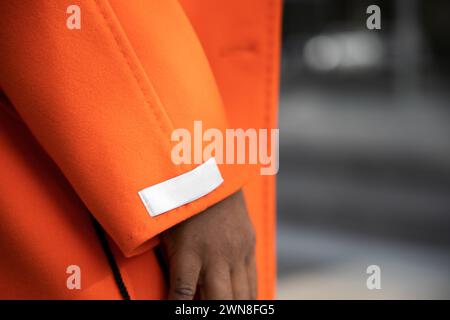 Nahaufnahme aus luxuriösem orangefarbenen Kaschmir-Stoff auf dem Mantel. Stockfoto