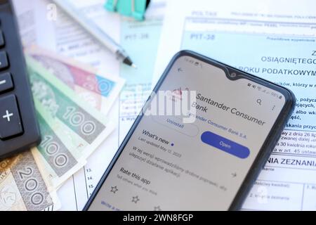 TERNOPIL, UKRAINE - 3. AUGUST 2023 Santander Bank Anwendung auf dem Bildschirm der Anzeige auf einem modernen Smartphone. Offizielle App der berühmten polnischen Bank Stockfoto