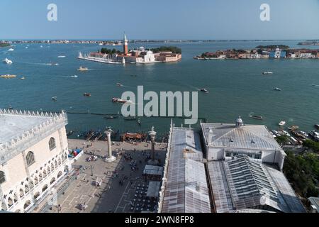 Palazzo Ducale (Dogenpalast), Colonne di San Marco e San Todaro (die Säule des Löwen von Venedig und die Säule des Heiligen Theodore) und Biblioteca Marciana (Marciana L Stockfoto