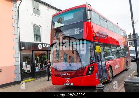 Der rote Doppeldeckerbus Ipswich Reds fährt 88 im Stadtzentrum von Stowmarket, Suffolk, England, Großbritannien Stockfoto