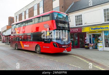 Der rote Doppeldeckerbus Ipswich Reds fährt 88 im Stadtzentrum von Stowmarket, Suffolk, England, Großbritannien Stockfoto