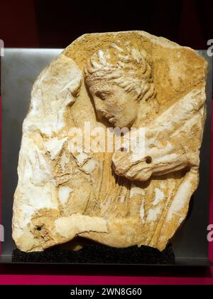 Fragment des Südfries des Parthenon mit Jugendlichen und Ochsen aus Athen, Akropolis - Pentelismarmor, 447-438 v. Chr. - Akropolis-Museum in Athen, Griechenland Stockfoto