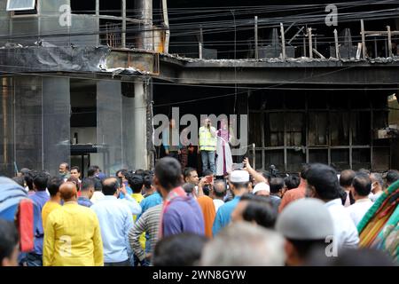 Dhaka, Wari, Bangladesch. März 2024. Einen Tag nach einem Brandunfall versammeln sich Menschen in der Nähe eines Geschäftsgebäudes, während Feuerwehrleute und forensische Experten am 1. März 2024 den Standort in Dhaka inspizieren. Die Feuerwehr in Bangladesch sagte am 1. März, dass die eklatanten Sicherheitsverstöße für eine Flamme im Restaurant Dhaka verantwortlich seien, bei der 45 Menschen getötet wurden, wobei unter denen, die in kritischem Zustand ins Krankenhaus kamen, wahrscheinlich mehr Todesfälle zu beklagen seien. (Kreditbild: © Habibur Rahman/ZUMA Press Wire) NUR REDAKTIONELLE VERWENDUNG! Nicht für kommerzielle ZWECKE! Stockfoto