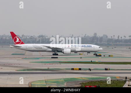 TC-LJC Turkish Airlines Boeing 777-3F2ER am Los Angeles International Airport LAX / KLAX Los Angeles, Kalifornien, USA, Vereinigte Staaten von Amerika, 17.02.2024 *** TC LJC Turkish Airlines Boeing 777 3F2ER am Los Angeles International Airport LAX Los Angeles, Kalifornien, USA, USA, 17 02 2024 Stockfoto