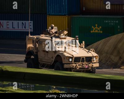 Abu Dhabi, VAE - 25. Februar 2015: Oshkosh M-ATV (MRAP All Terrain Vehicle) auf der IDEX 2015 Stockfoto