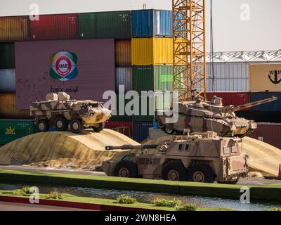 Abu Dhabi, VAE - 25. Februar 2015: Gepanzerte Fahrzeuge der VAE (Leclerc-Panzer, ACV-15, BMP-3, G6, Fuchs 2) auf der IDEX 2015 Stockfoto