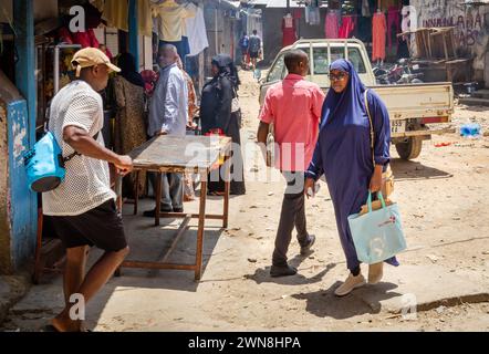 Die Leute kaufen in den Seitenstraßen des Darajani Markts in Sansibar City, Sansibar, Tansania Stockfoto