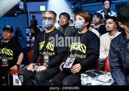 Tokio, Japan. Februar 2024. Sumito (L) und Fumiko Nakatani, die Eltern von Junto Nakatani aus Japan, sehen sich Juntos WBC-Titelkampf im Bantamgewicht am 24. Februar 2024 im Ryogoku Kokugikan in Tokio an. Quelle: Hiroaki Finito Yamaguchi/AFLO/Alamy Live News Stockfoto