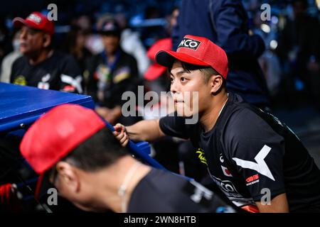 Tokio, Japan. Februar 2024. Ryuto Nakatani, Manager und jüngerer Bruder von Junto Nakatani aus Japan, beobachtet Junto's Titelkampf im WBC-Bantamgewicht am 24. Februar 2024 im Ryogoku Kokugikan in Tokio. Quelle: Hiroaki Finito Yamaguchi/AFLO/Alamy Live News Stockfoto