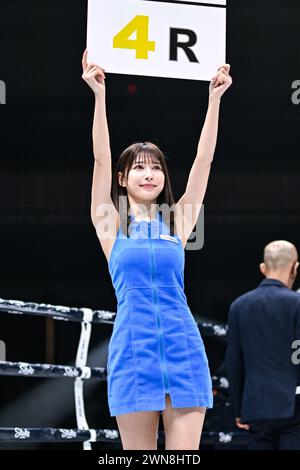 Tokio, Japan. Februar 2024. Das Ringmädchen Risa Yukihira zeigt ein viertes Rundenzeichen während des freien WBO Super-Fliegengewichts-Kampfes im Ryogoku Kokugikan in Tokio, Japan, am 24. Februar 2024. Quelle: Hiroaki Finito Yamaguchi/AFLO/Alamy Live News Stockfoto
