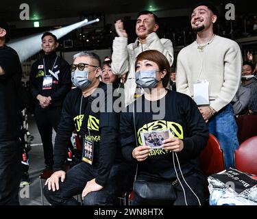 Tokio, Japan. Februar 2024. Sumito (L) und Fumiko Nakatani, die Eltern von Junto Nakatani aus Japan, feiern, nachdem Junto am 24. Februar 2024 den WBC-Titelkampf im Bantamgewicht durch einen TKO in der sechsten Runde im Ryogoku Kokugikan in Tokio gewann. Quelle: Hiroaki Finito Yamaguchi/AFLO/Alamy Live News Stockfoto
