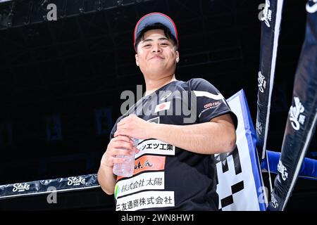 Tokio, Japan. Februar 2024. Ryuto Nakatani, Manager und jüngerer Bruder von Junto Nakatani aus Japan, feiert, nachdem Junto am 24. Februar 2024 im japanischen Ryogoku Kokugikan in Tokio den WBC-Titelkampf im Bantamgewicht gewann. Quelle: Hiroaki Finito Yamaguchi/AFLO/Alamy Live News Stockfoto