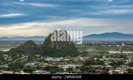 Ein Blick auf seltsame Kalksteinberge, vom Hauptmarmor entfernt, direkt außerhalb von da Nang. In der Ferne sind noch mehr Berge zu sehen. Stockfoto