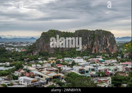 Ein Blick auf seltsame Kalksteinberge, vom Hauptmarmor entfernt, direkt außerhalb von da Nang. In der Ferne sind noch mehr Berge zu sehen. Stockfoto