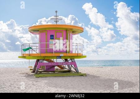 Farbenfrohe Rettungshütte am Strand in Miami Florida. Es ist ein sonniger Tag am Strand Stockfoto