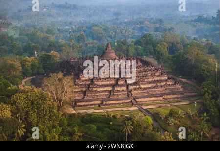 Aus der Vogelperspektive des Borobudur-Tempels bei Sonnenaufgang, Yogyakarta. Java, Indonesien Stockfoto