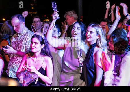 Mädchen im Publikum singen bei der Silvesterparty in der Red Sky Bar 56 auf dem Dach, Centara Hotel, Bangkok, Thailand Stockfoto