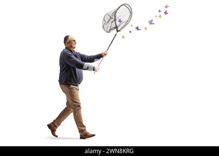 Reifer Mann, der Schmetterlinge mit einem Netz auf weißem Hintergrund fängt Stockfoto