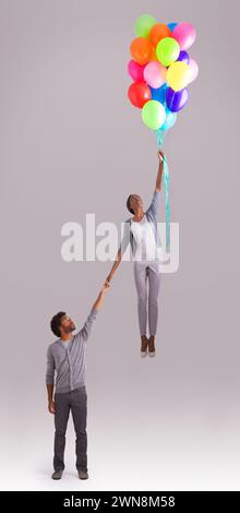 Ballon, Fliegen und Paar im Studio für Wachstum, Feier und Geschenk auf grauem Hintergrund. Unabhängig, Chance und isoliert Mann und Frau Stockfoto