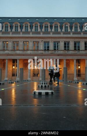 Ein Mann und eine Frau stehen im Hof des Palais-Royal. Paris, Frankreich Stockfoto