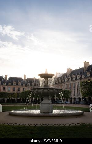 Der Brunnen des Place des Vosges in Paris, Frankreich Stockfoto