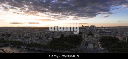 Ein Blick aus der Vogelperspektive auf die Skyline von Paris bei Sonnenuntergang Stockfoto
