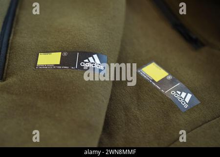 KIEW, UKRAINE - 4. MAI 2023: Adidas Firmenlogo auf neuer Markenbekleidung Nahaufnahme Stockfoto