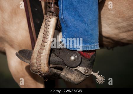 Nahaufnahme des Cowboystiefels, Sporn in Steigbügel Stockfoto