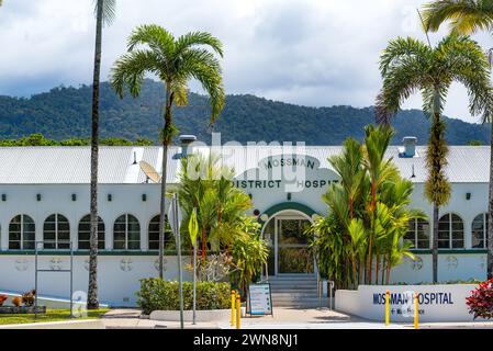 Das Mossman District Hospital mit seinen Betonfassaden im spanischen Missionsstil ist ein 1930 erbautes, denkmalgeschütztes öffentliches Krankenhaus im hohen Norden von Queensland Stockfoto