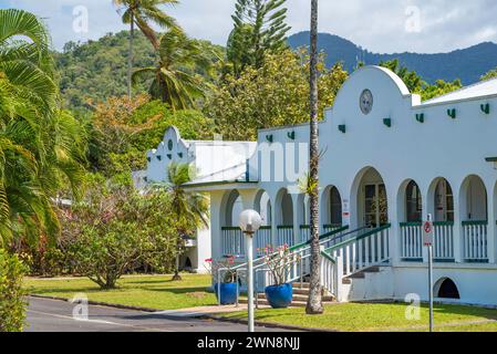 Das Mossman District Hospital mit seinen Betonfassaden im spanischen Missionsstil ist ein 1930 erbautes, denkmalgeschütztes öffentliches Krankenhaus im hohen Norden von Queensland Stockfoto