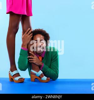Paare, Studio und Lächeln mit Farbe, Mode und Liebe mit Beziehung und Betteln. Afrikanischer Mann, Frau und Verabredung mit funky, lebhaft und hell Stockfoto