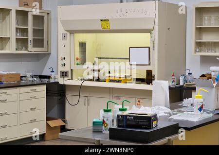 Houston, Texas USA 09-13-2023: Innenraum des wissenschaftlichen Labors vom Eingang zum Eingang mit verschiedenen wissenschaftlichen Geräten und Werkzeugen. Konzentrieren Sie sich auf den Hintergrund. Stockfoto
