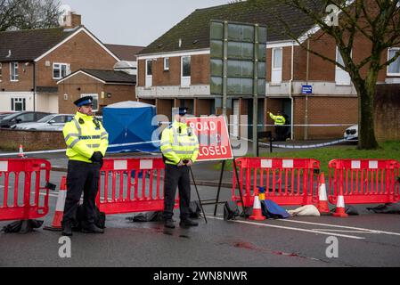 Oxford, 1. März 2024. Die Polizei hat die Bayswater Road und Teile anderer nahegelegener Straßen in Barton, einem Vorort von Oxford, nach einem Messerstechervorfall kurz vor Mitternacht am 29. Februar geschlossen. Ein Mann wurde verhaftet. Quelle: Martin Anderson/Alamy Live News Stockfoto