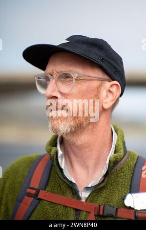 Bärtig vierzig Jahre alt mit Brille und Kappe, die vom Rahmen abblickt Stockfoto