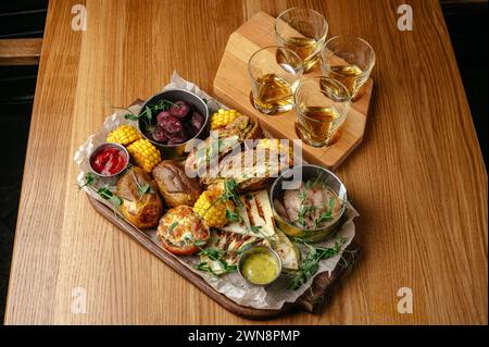 Sandwiches und Kartoffeln auf dem Tisch in der Bar Stockfoto