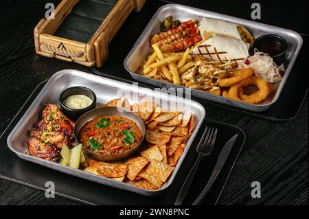 Bier Snacks auf dem Tisch in der Bar Stockfoto