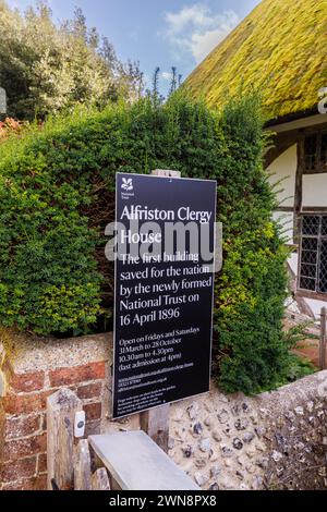 Eingangsschild am Alfriston Clergy House, Alfriston, einem historischen Dorf im Wealden District, East Sussex, das erste Gebäude des National Trust im Jahr 1896 Stockfoto