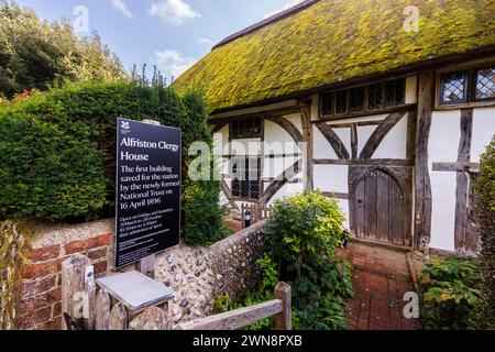 Eingangsschild am Alfriston Clergy House, Alfriston, einem historischen Dorf im Wealden District, East Sussex, das erste Gebäude des National Trust im Jahr 1896 Stockfoto