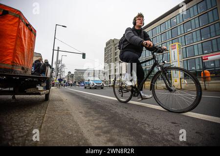 Eine Fahrraddemo, welche zur Kundgebung fährt. Kundgebung während dem Streik der BVG und dem Klimastreiktag am 01. März 2024 im Invaldidenpark in Berlin. Ausgerufen haben die Vereinte Dienstleistungsgewerkschaft ver.di und das Bündnis wirfahrenzusammen, welches sich aus der Verdi und Fridays for Future bildet. Streiktag in Berlin *** Eine Fahrraddemo, die während des BVG-Streiks und des Klimastreiks am 01. März 2024 im Invaldidenpark in Berlin zur Rallye fährt, die von der Vereinten Dienstleistungsgewerkschaft ver di und der Allianz wirfahrenzusammen, die aus Verdi und Stockfoto