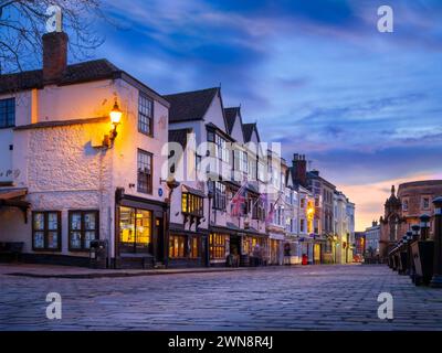 „The Crown at Wells“ dominiert den malerischen Marktplatz in der Kathedralenstadt Wells in Somerset. Stockfoto