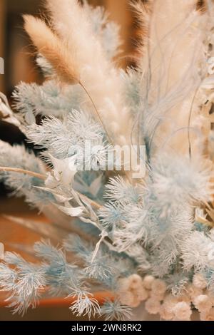 Ein blaues und weißes Blumenarrangement in Pastellfarben Stockfoto