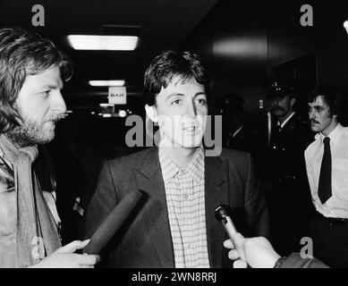 Amsterdam, Niederlande. Januar 1980. Ankunft von Paul McCartney am Flughafen Schiphol nach Abschiebung durch Japan wegen Marihuana-Besitzes; Paul McCartney, Schlagzeile Stockfoto