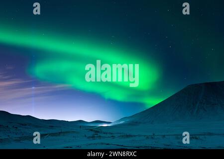 Atemberaubende Aurora Borealis über verschneite Landschaft Stockfoto