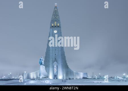 Statue von Leifur Eiriksson und Hallgrimskirkja, Reykjavik, Island Stockfoto