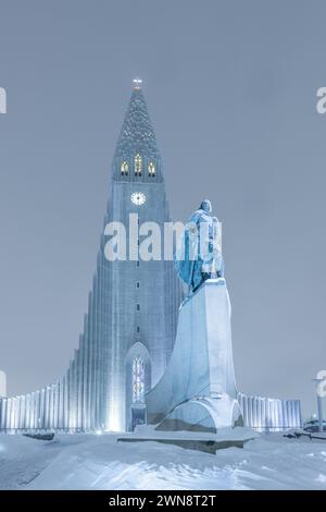 Statue von Leifur Eiriksson und Hallgrimskirkja, Reykjavik, Island Stockfoto