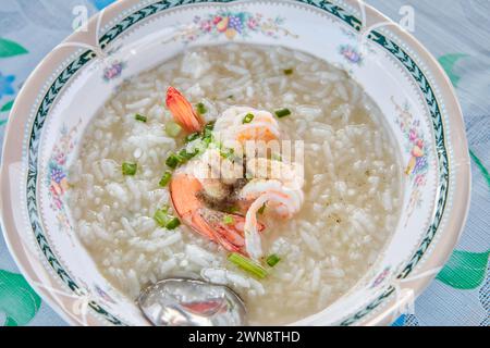 Nahaufnahme der Garnelenreisssuppe in der Schüssel Stockfoto