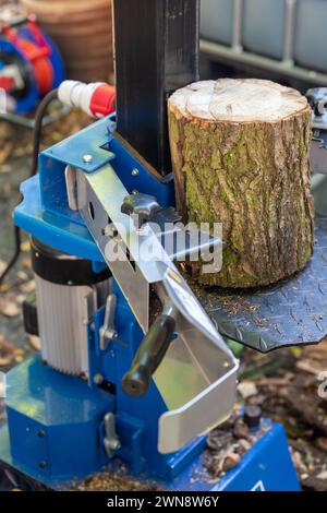 Brennholz Baumstamm spalten Stockfoto