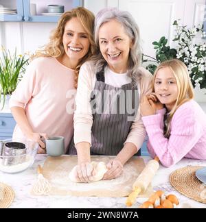 Mit Liebe und Tradition kommen Großmutter, Mutter und Enkelkind in der Küche zusammen, um Teig für ihre Lieblingsrezepte der Familie zu machen Stockfoto