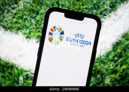 Polen. Februar 2024. In dieser Abbildung ist ein Logo der UEFA Euro 2024 Deutschland auf einem Smartphone zu sehen. Quelle: SOPA Images Limited/Alamy Live News Stockfoto